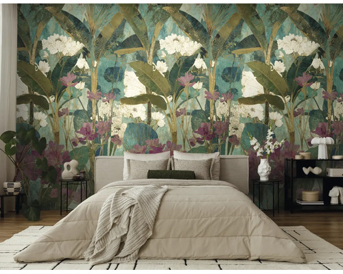 Moderne slaapkamer met fotobehang met jungle-ontwerp, licht gestoffeerd bed met beige dekbed, bijzettafels en decoratieve elementen.
