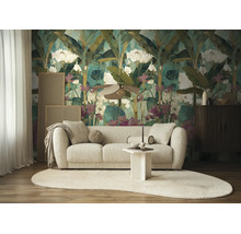 Moderne woonkamer met fotobehang met tropisch jungle-motief, getextureerde bank, ovaal tapijt en bijzettafel.