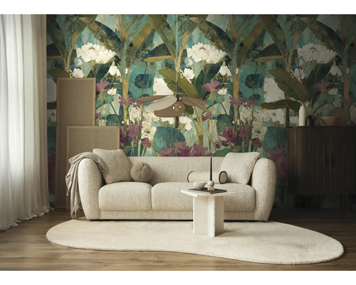 Moderne woonkamer met fotobehang met tropisch jungle-motief, getextureerde bank, ovaal tapijt en bijzettafel.