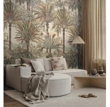 Een lichte woonkamer met een groot botanisch behang met palmbomen, een lichte modulaire bank en een houten salontafel.