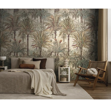 Vlies fotobehang met palmenpatroon in een slaapkamer met houten meubels en beige beddengoed.