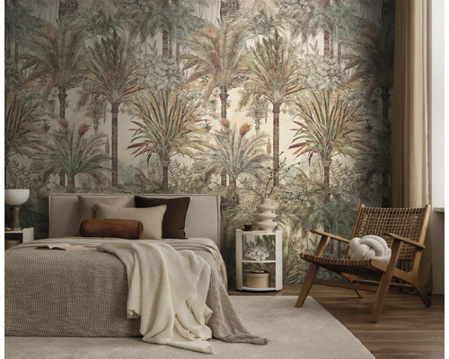 Vlies fotobehang met palmenpatroon in een slaapkamer met houten meubels en beige beddengoed.