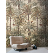 Vliesbehang met een tropisch palmenpatroon in een modern ingerichte woonruimte met een lichte fauteuil.