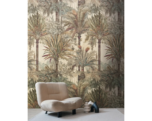 Vliesbehang met een tropisch palmenpatroon in een modern ingerichte woonruimte met een lichte fauteuil.