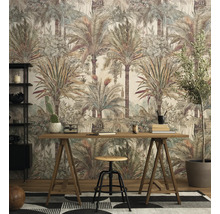 Vliesbehang met gedetailleerd palmboompatroon in een lichte werkkamer met schraagbureau, kruk en kamerplanten.