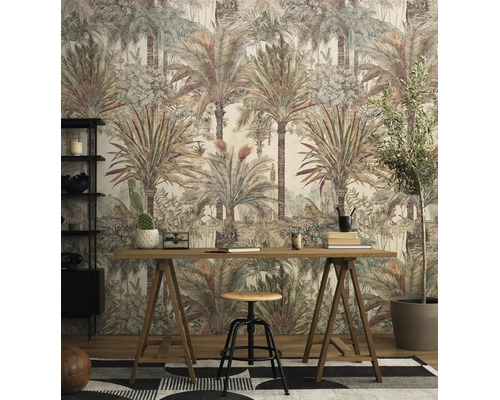 Vliesbehang met gedetailleerd palmboompatroon in een lichte werkkamer met schraagbureau, kruk en kamerplanten.