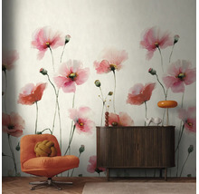 Fotobehang met aquarel klaprozen in een modern ingerichte woonkamer met oranje fauteuil en donker dressoir.