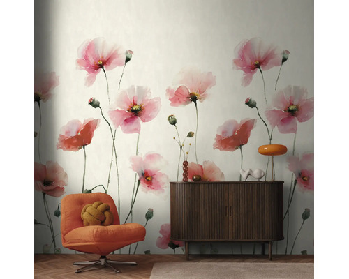 Fotobehang met aquarel klaprozen in een modern ingerichte woonkamer met oranje fauteuil en donker dressoir.