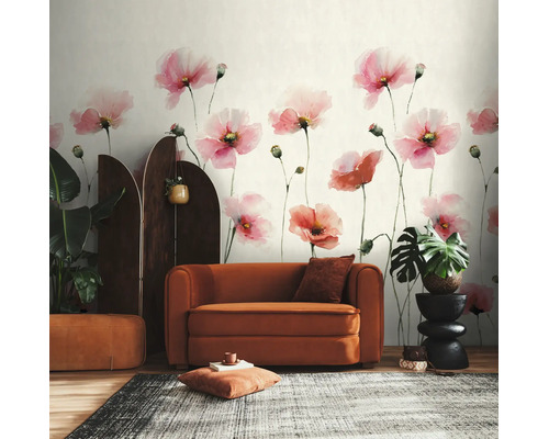 Fotobehang met roze aquarel klaprozen in een modern ingerichte woonkamer met oranje fauteuil, kamerscherm en kamerplanten.