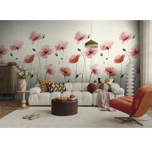 Vliesbehang met groot klaproosmotief in aquarellook in een lichte woonkamer met witte bank.