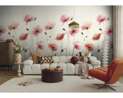 Vliesbehang met groot klaproosmotief in aquarellook in een lichte woonkamer met witte bank.