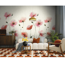 Lichte woonkamer met vliesbehang in aquarelstijl met klaprozen, witte bank, houten meubels en een vloerkleed met patroon.