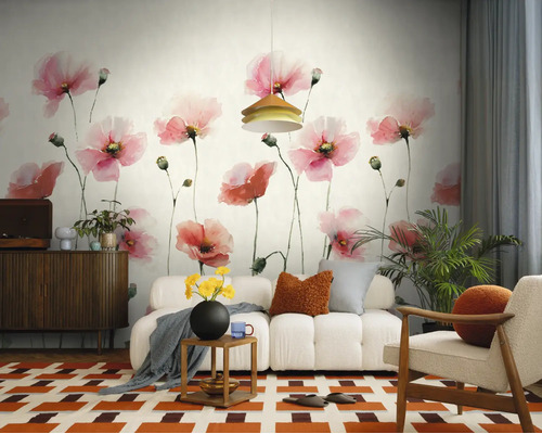Lichte woonkamer met vliesbehang in aquarelstijl met klaprozen, witte bank, houten meubels en een vloerkleed met patroon.