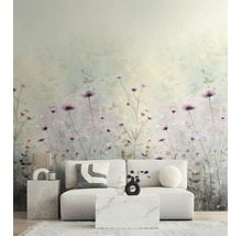 Licht fotobehang met bloemenpatroon in aquarelstijl in een modern ingerichte woonkamer achter een witte bank en tafels met marmerlook.