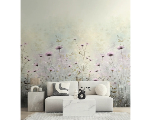Licht fotobehang met bloemenpatroon in aquarelstijl in een modern ingerichte woonkamer achter een witte bank en tafels met marmerlook.