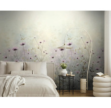 Lichte slaapkamer met fotobehang met paarse bloemen, een bed, witte booglamp en een bijzettafel.