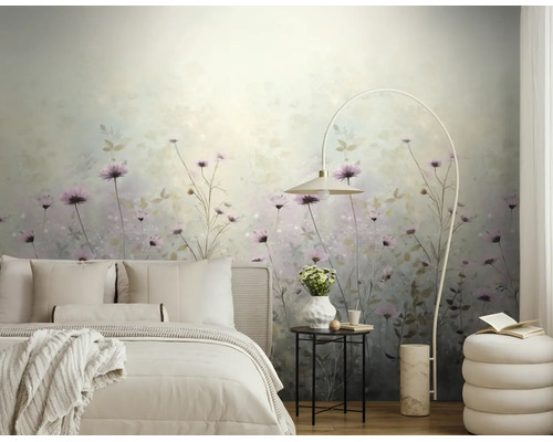 Lichte slaapkamer met fotobehang met paarse bloemen, een bed, witte booglamp en een bijzettafel.