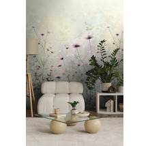 Moderne woonkamer met bloemenbehang met paarse bloemen, een witte fauteuil, een glazen salontafel en een vloerlamp.