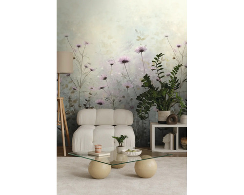 Moderne woonkamer met bloemenbehang met paarse bloemen, een witte fauteuil, een glazen salontafel en een vloerlamp.