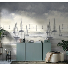 Modern fotobehang met een artistiek motief van zeilboten op zee onder een bewolkte hemel in een lichte woonkamer.