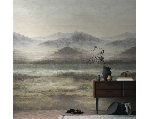 Fotobehang met mistig berglandschap in zachte kleuren achter een houten dressoir in een minimalistisch ingerichte kamer.