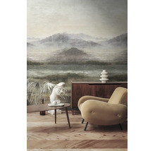 Fotobehang met berglandschap in een modern ingerichte woonkamer met fauteuil, houten dressoir en parketvloer.
