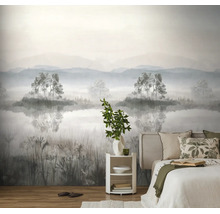 Fotobehang met mistig landschap in een slaapkamer met bed, nachtkastje en houten vloer.