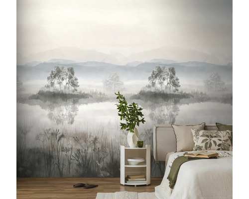 Fotobehang met mistig landschap in een slaapkamer met bed, nachtkastje en houten vloer.