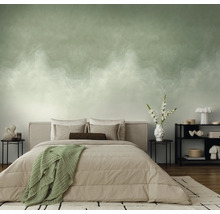 Slaapkamer met fotobehang met een abstract waterverfeffect, een bed en strakke, zwarte meubels.
