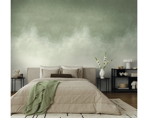 Slaapkamer met fotobehang met een abstract waterverfeffect, een bed en strakke, zwarte meubels.