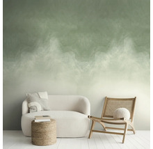Modern interieur met groen behang met golfpatroon, een witte boucle bank, een houten stoel met vlechtwerk en een kruk van jute.