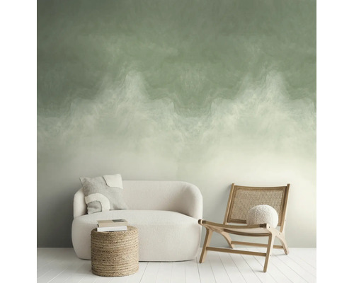 Modern interieur met groen behang met golfpatroon, een witte boucle bank, een houten stoel met vlechtwerk en een kruk van jute.