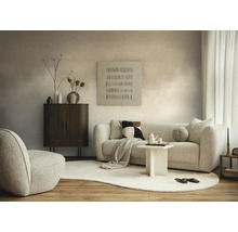 Moderne woonkamer met gestructureerde bank, een donkerbruin houten dressoir, een witte bijzettafel en een licht tapijt.