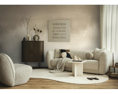 Moderne woonkamer met gestructureerde bank, een donkerbruin houten dressoir, een witte bijzettafel en een licht tapijt.