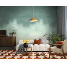 Fotobehang met abstract groen-wit kleurverloop in een modern ingerichte woonkamer met witte bank en houten meubels.
