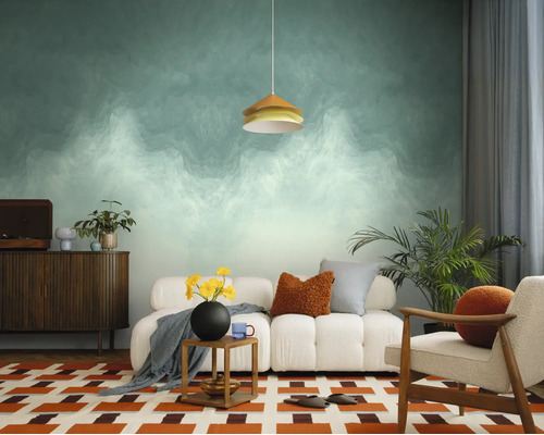 Fotobehang met abstract groen-wit kleurverloop in een modern ingerichte woonkamer met witte bank en houten meubels.
