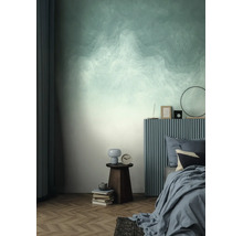 Moderne slaapkamer met getextureerde wand in ombre-stijl, geribbeld hoofdbord, blauw beddengoed en houten vloer in visgraatmotief.