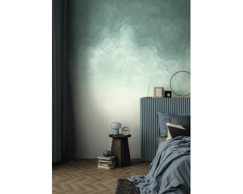Moderne slaapkamer met getextureerde wand in ombre-stijl, geribbeld hoofdbord, blauw beddengoed en houten vloer in visgraatmotief.