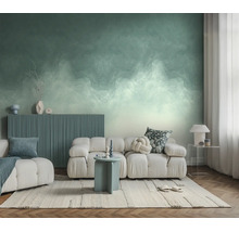 Fotobehang met abstract groen wolkenpatroon in moderne woonkamer met witte bank, licht tapijt en visgraatparket.