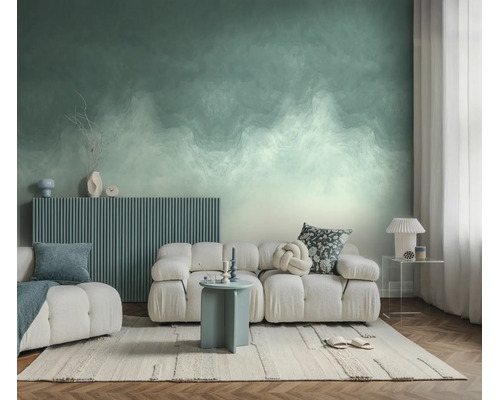 Fotobehang met abstract groen wolkenpatroon in moderne woonkamer met witte bank, licht tapijt en visgraatparket.