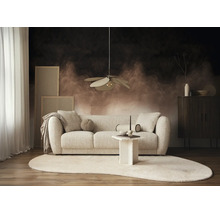 Moderne woonkamer met een getextureerde bank, een ovaal vloerkleed en een bloemvormige hanglamp voor donker fotobehang met wolkenmotief.