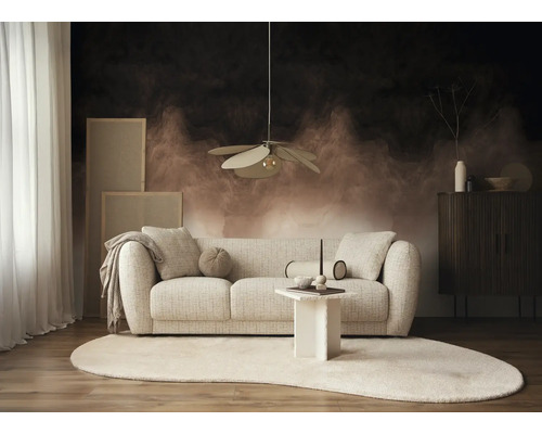 Moderne woonkamer met een getextureerde bank, een ovaal vloerkleed en een bloemvormige hanglamp voor donker fotobehang met wolkenmotief.