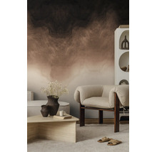 Vliesbehang met abstract, gemarmerd patroon in aardetinten, gecombineerd met een moderne fauteuil en stenen tafel in een lichte woonruimte.