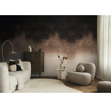 Modern ingerichte woonkamer met fotobehang in abstracte marmerlook, een lichte bank, fauteuil en een donker houten dressoir.