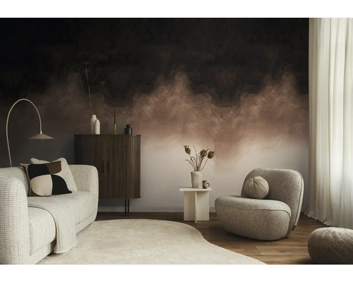 Modern ingerichte woonkamer met fotobehang in abstracte marmerlook, een lichte bank, fauteuil en een donker houten dressoir.