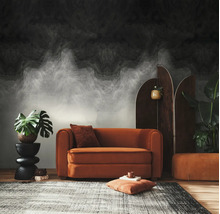 Vliesbehang met abstract zwart-wit golfpatroon in een modern ingerichte woonkamer met een oranje fluwelen bank en planten.