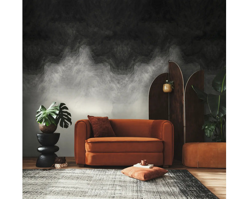 Vliesbehang met abstract zwart-wit golfpatroon in een modern ingerichte woonkamer met een oranje fluwelen bank en planten.