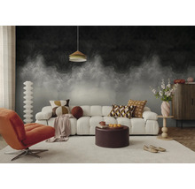 Moderne woonkamer met fotobehang met abstract rook- en wolkenpatroon, witte modulaire bank, oranje fauteuil en gedessineerde kussens.