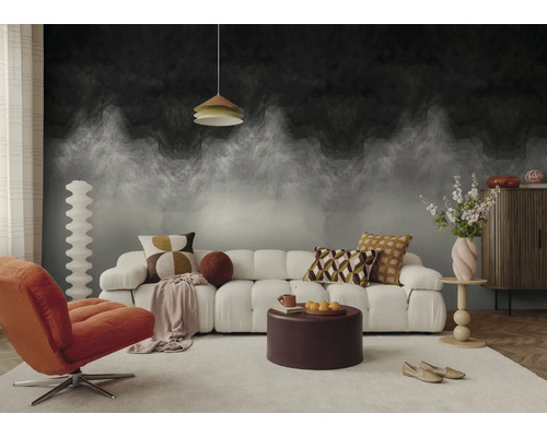 Moderne woonkamer met fotobehang met abstract rook- en wolkenpatroon, witte modulaire bank, oranje fauteuil en gedessineerde kussens.