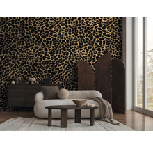 Modern ingerichte kamer met fotobehang in panterprint, een bank, houten tafel, dressoir en houten kamerscherm.